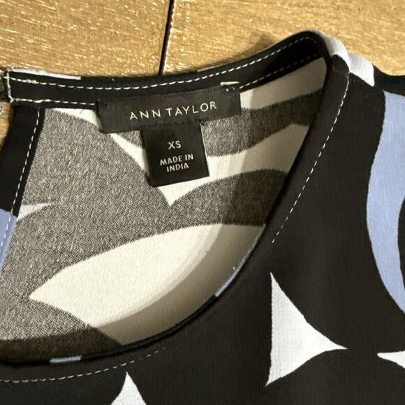 Ann Taylor Floral Print Blouse Women XS Blue Flutter Short Sleeve Keyhole Back - Picture 3 of 8